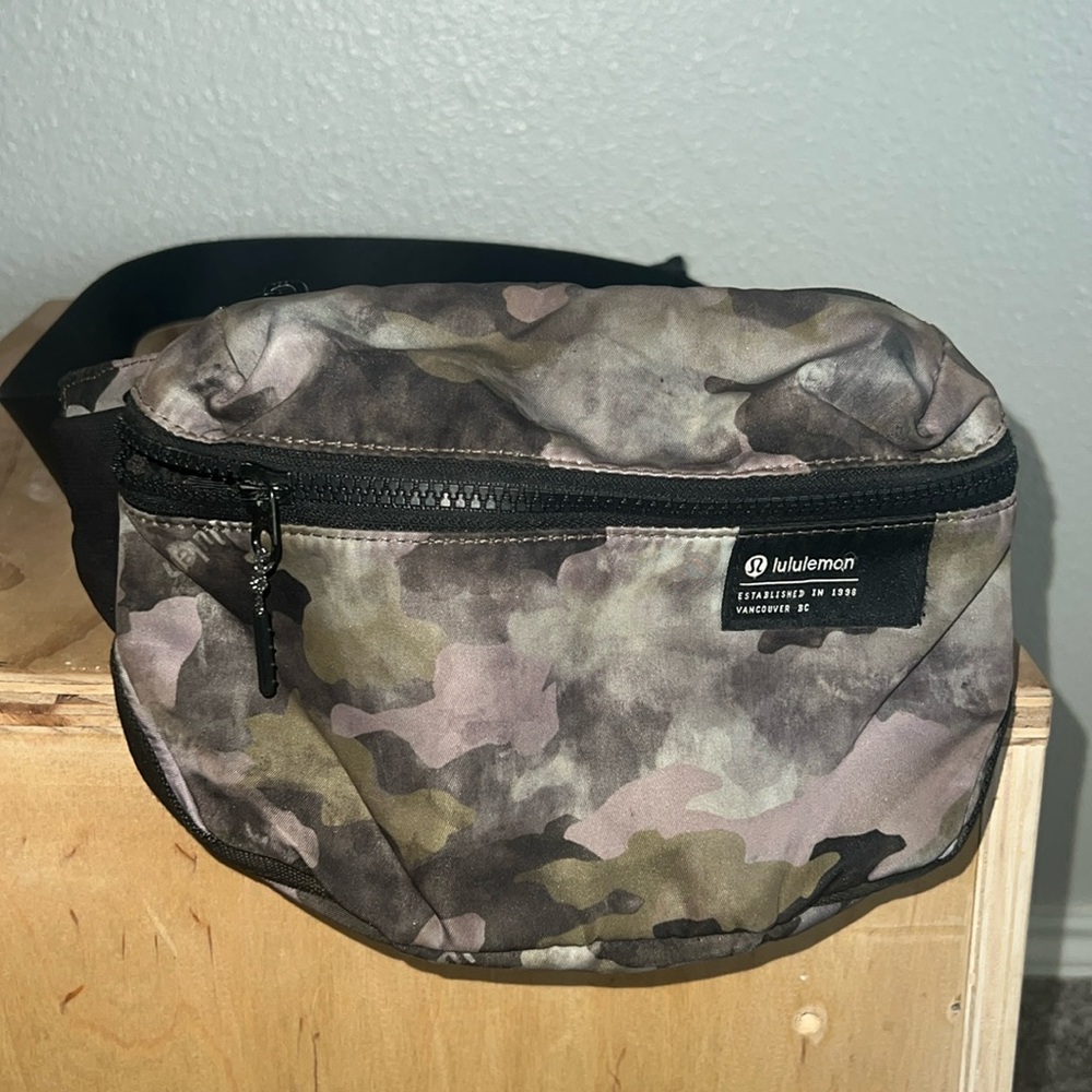 Lululemon Belt bag. Camo print, EUC